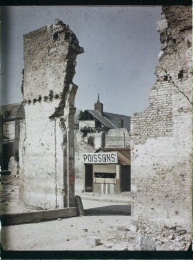 Image représentant France, Arras, Rue Vreziers - Un marchand de poissons