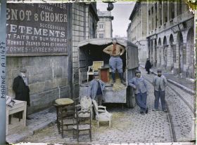 Image représentant Poilu déménageant, rue de l'Université (aujourd'hui rue du Grand Credo)