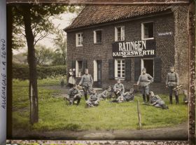 Image représentant Quelques membres de la fanfare de la cavalerie française au repos