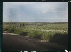 Image représentant Ensemble de tombes le long de la route