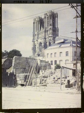 Image représentant France, Reims, La Cathédrale vue de la rue Gambetta