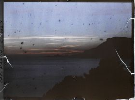 Image représentant Ligne arborée, près de la villa Kahn dite villa Zamir, et Monaco se découpant dans le soleil couchant