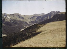 Image représentant France, Mont Dore, Le fond de la Vallée vue prise du Capucin, à dr. le Sancy, au bas, la route du Mont Dore