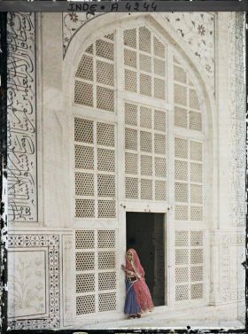 Image représentant Femme portant jupe ample (ghagra) et grand châle (odhni) ramené sur la tête, à la porte du Taj Mahal