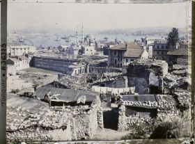 Image représentant Le quartier d'Eminönü avec la Yeni Camii ou Valide Sultan Camii ("Mosquée neuve" ou "mosquée de la Sultane Mère") et au fond, le Bosphore
