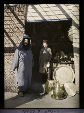 Image représentant L'Exposition Coloniale Internationale de 1931, marchands de cuivres marocains