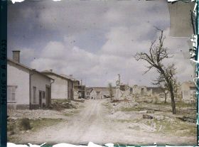 Image représentant France, Les Eparges, Vue vers les ruines de l'Eglise