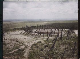 Image représentant France, Ft de Douaumont, Coupole de Grosse pièce ayant résiste au Bombardement dans le fond bois de la Caillette
