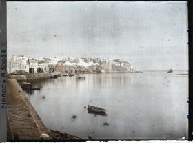 Image représentant Une vue éloignée de la casbah des Oudaïa au bord du fleuve Bou Regreg
