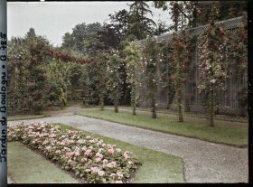 Image représentant Angle nord-ouest du jardin français, vu en direction du verger roseraie et de la forêt bleue