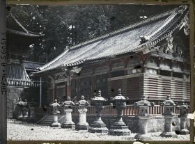 Image représentant Tôshôgû : Kami-jinko, l'entrepôt sacré et le Shôrô (beffroi, à l'extrème gauche sur la terrasse)