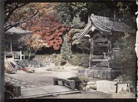 Image représentant Temple Shorin-in : la fontaine et le shôrô (beffroi) à droite, au fond un bout du hondô