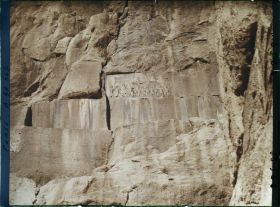 Image représentant Le monument de Darius 1er : bas-relief et inscriptions trilingues en cunéiformes, à 63 mètres de hauteur (521-524 avant J.-C.)