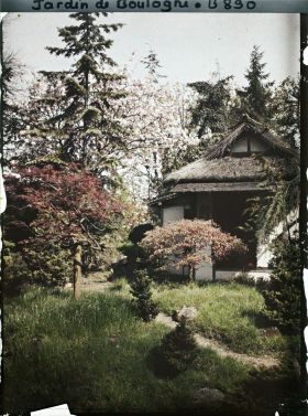 Image représentant Façade principale du pavillon de thé du " village japonais ", dans un écrin arboré