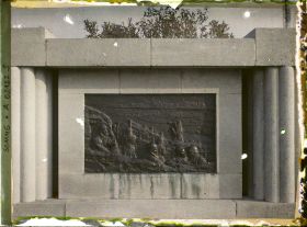 Image représentant Somme, Péronne, Le monument aux Morts de la Ville Bas relief de droite