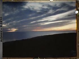 Image représentant Après que le soleil est passé au dessous de l'horizon (petites taches rouges)