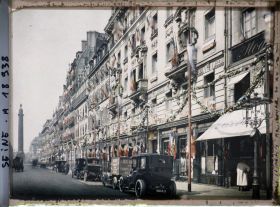 Image représentant La rue de la Paix décorée pour les fêtes de la Victoire
