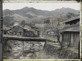 Image représentant Rivière bordée de maisons