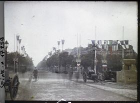 Image représentant L'avenue de la Grande-Armée décorée de drapeaux et de canons pour les fêtes de la Victoire des 13 et 14 juillet