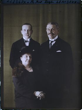 Image représentant Monsieur  https://musee-albert-kahn.s-museum.fr/home/NWQ2OTAwYzNmYjZlZTk1ZWQwODJmMjY4L2dlbmVyaWMtbm90aWNlLXRhYi9hdXRob3JpdHkvNjE3YTc5ZjVjZjhiODk2OGIzMzM3ZDIx/5d6900c3fb6ee95ed082f268/generic-notice-tab/authority/617a79ebcf8b8968b333716f Roger Lehideux avec son épouse  https://musee-albert-kahn.s-museum.fr/home/NWQ2OTAwYzNmYjZlZTk1ZWQwODJmMjY4L2dlbmVyaWMtbm90aWNlLXRhYi9hdXRob3JpdHkvNjE3YTc5ZjVjZjhiODk2OGIzMzM3ZDIx/5d6900c3fb6ee95ed082f268/generic-notice-tab/authority/617a79ebcf8b8968b3337170 Gabrielle et leur fils  https://musee-albert-kahn.s-museum.fr/home/NWQ2OTAwYzNmYjZlZTk1ZWQwODJmMjY4L2dlbmVyaWMtbm90aWNlLXRhYi9hdXRob3JpdHkvNjE3YTc5ZjVjZjhiODk2OGIzMzM3ZDIx/5d6900c3fb6ee95ed082f268/generic-notice-tab/authority/617a79ebcf8b8968b333716c Pierre Lehideux