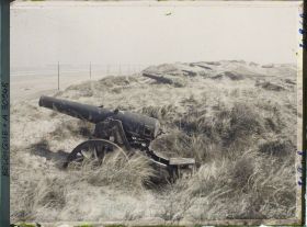 Image représentant Belgique, Middelkerke, Quatre pièces belges en batterie le long de la côte