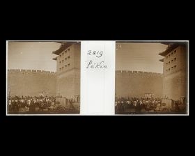 Image représentant Une station de pousse au pied de la muraille crénelée du bastion (wengcheng) de Zhengyangmen ("porte Face au Midi"), ou Qianmen ("porte Antérieure")