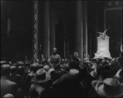 Image représentant Cérémonie en l'honneur de Foch : remise des lauriers d'or à la Galerie des Batailles
