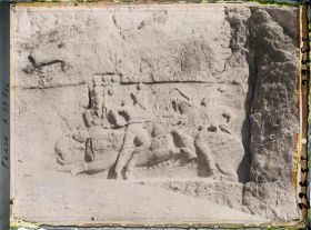 Image représentant Bas-relief sassanide représentant un combat équestre entre un roi et un ennemi, tombeau de Xerxès Ier (?)