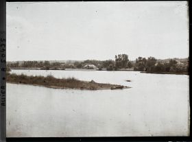 Image représentant Les bords de l'Allier vus vers l'amont avec à l'arrière-plan le restaurant du golf du sporting club