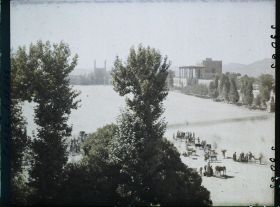 Image représentant La place Naghsh-e Jahan ou Meydan-i-Chah (place Royale), vers la mosquée du Chah au sud et le palais d'Ali Qapu à l'ouest