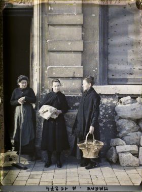 Image représentant Groupe de femmes devant une maison, rue Libergier