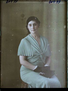 Image représentant https://musee-albert-kahn.s-museum.fr/home/NWQ2OTAwYzNmYjZlZTk1ZWQwODJmMjY4L2dlbmVyaWMtbm90aWNlLXRhYi9hdXRob3JpdHkvNjE3YTc5ZjVjZjhiODk2OGIzMzM3ZDIx/5d6900c3fb6ee95ed082f268/generic-notice-tab/authority/617a79ebcf8b8968b33378c2 Madame Tixier