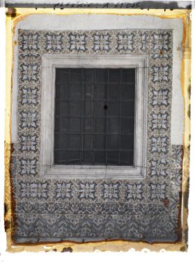 Image représentant Fenêtre entourée de faïences italiennes du patio de la Bibliothèque nationale (Dar Mustapha Pacha)