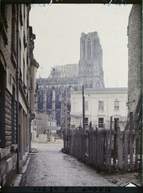 Image représentant France, Reims, Vue vers la Cathédrale et le Palais de Justice