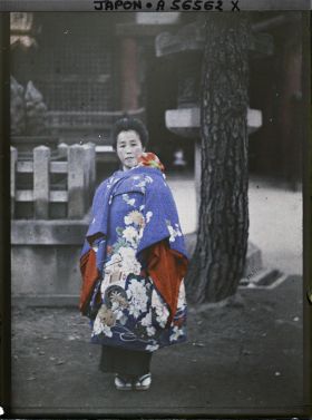 Image représentant Le sanctuaire Yasaka-jinja (appelé également Gion-jinja), renouvellement à un an du Hatsu-miya-mairi