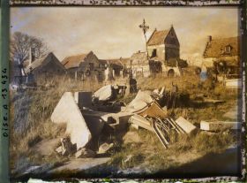 Image représentant France, Thiescourt, Le Cimetière Tombes détériorées