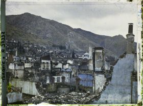 Image représentant Le centre de la ville dévasté. Au fond, la Muradiye Camii