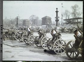 Image représentant Affiches tricolores sur les canons trophées de guerre place de la Concorde