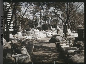 Image représentant Lanternes et pagode de pierre décorative (sekitô) dans un parc