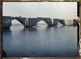 Image représentant Le pont menant au château de la mer