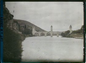 Image représentant France, Cahors, Le Lot et le pont Valentré vue prise de la rive gauche vers l'aval