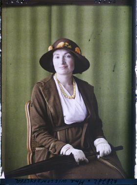 Image représentant https://musee-albert-kahn.s-museum.fr/home/NWQ2OTAwYzNmYjZlZTk1ZWQwODJmMjY4L2dlbmVyaWMtbm90aWNlLXRhYi9hdXRob3JpdHkvNjE3YTc5ZjVjZjhiODk2OGIzMzM3ZDIx/5d6900c3fb6ee95ed082f268/generic-notice-tab/authority/617a79ebcf8b8968b3337a8d Madame Wielondeyster