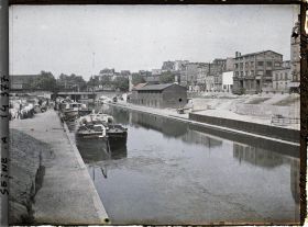 Image représentant Le canal Saint-Martin vu depuis le pont de la rue Louis-Blanc vers la place de la Bataille-de-Stalingrad