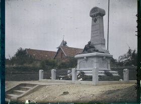 Image représentant France, Boisleux, Monumt aux morts (refait avec soleil)