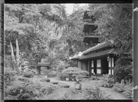 Image représentant Partie du jardin face à la maison est du " village japonais ", vue en direction du jardin anglais