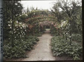 Image représentant Axe central du verger-roseraie bordé de légumes, vu vers l'est, après le rond-point côté dépendance