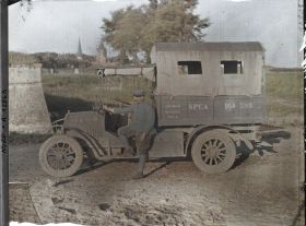 Image représentant Un soldat devant une camionnette de la Section Photographique et Cinématographique de l'Armée (S.P.C.A.)