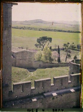 Image représentant La campagne vue à travers les remparts (est)