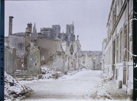 Image représentant La rue Eugène Desteuque, avec au fond la cathédrale