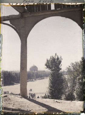 Image représentant Vers le dôme de la Masdjid-i-Sadr (mosquée du Cheikh Lotfallah), côté est de la Meydan-i-Chah